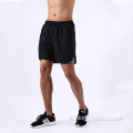 Uomini fitness che eseguono pantaloni corti maschi
